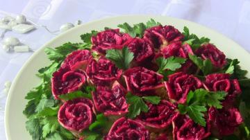 Niet een salade, en een meesterwerk! Het recept is erg mooi en smakelijke salade "Rose"!