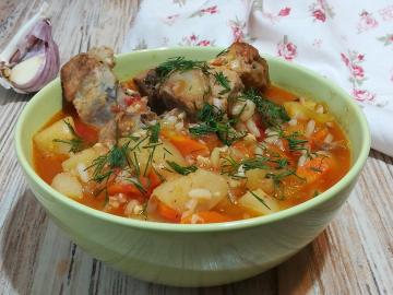 Voedende en heerlijke dikke soep met groenten, aardappelen en rijst in het Oezbeeks