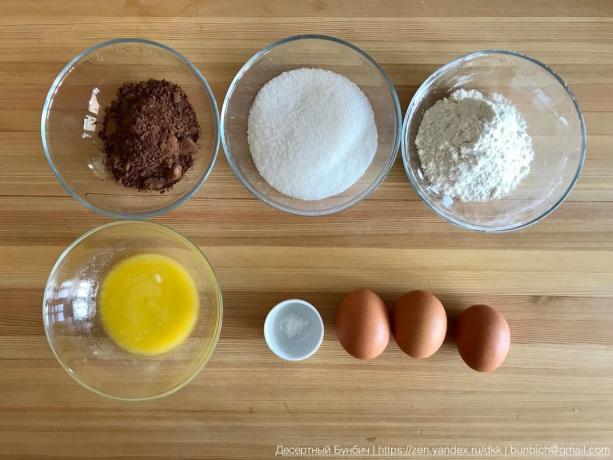 3 eieren (C1), 100 g suiker, 60 g bloem B / C, 30 g cacaopoeder, 20 g boter, 20 g vanille suiker, wat zout: ingrediënten tot 16 cm diameter vormen