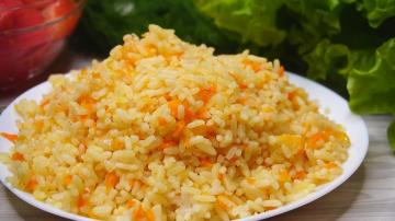 Rijst met ui en wortel in de oven