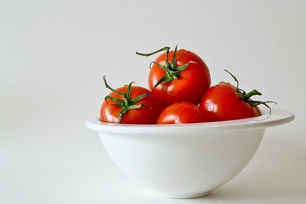 Het wordt aanbevolen om verse tomaten te eten, aangezien choline wordt vernietigd na warmtebehandeling (Foto: pixabay.com)
