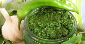 Green adjika. Ostrenkoe en smakelijke
