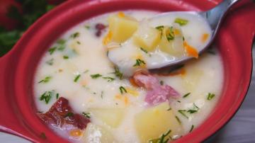 Eenvoudige soep met kaas gerookte producten, net als zijn snelheid in de keuken en de smaak