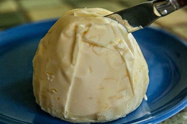 Door gewone boter te gebruiken, kun je de snelle opname van alcohol in het bloed voorkomen (foto: Pixabay.com).