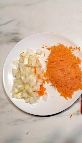drie wortelen op een rasp en snipper de ui