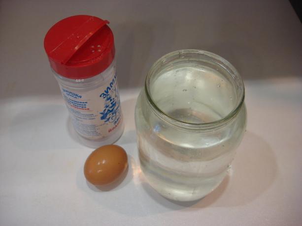 Foto door de auteur (zout, een pot van water, ei, scroll naar rechts)