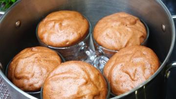 Muffins in een pan op een conventioneel fornuis