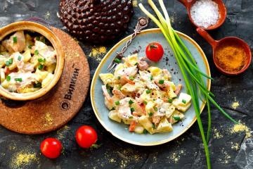 Kip met aardappelen in een pan in de oven