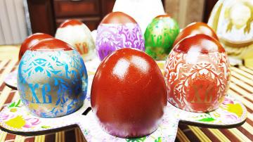 Hoe eieren voor Pasen te schilderen met uienschillen