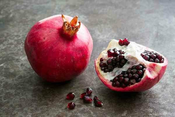 Zowel de zaden als de schil zijn nuttig in granaatappel (Foto: Simplyrecipes.com)