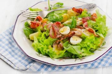Funky warme salade met ei en spek. Eet, blik in een mum van tijd !!!