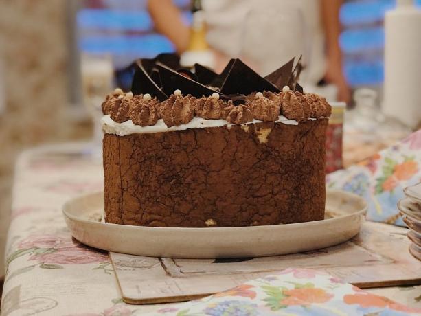 Mijn taart versierd met chocolade ganache, die ik heb nog een taart als je geïnteresseerd bent in het recept Ganache - schrijven in de comments, ik zal posten.