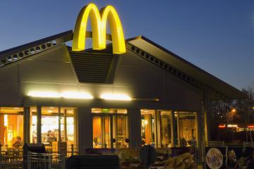 Onthullingen over werken bij McDonald's: berichten over toiletbezoek, mythen over kakkerlakken, freebies en conflicten met bazen