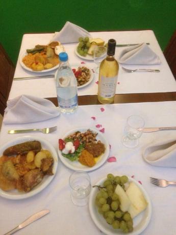 Het diner wordt geserveerd tafels met tafellakens, servetten. Op elke tafel - wijn is gebotteld. Ik moet zeggen dat de wijn in Tunesië - niet helemaal slecht. Ik heb echt genoten van de witte en roze. Rood - niet erg veel ((Bier is niet slecht: het ontwerp en in flessen.
