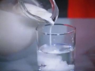 Hoe snel en eenvoudig vaststellen dat de melk opgelost in water (3 bewezen manieren)