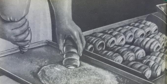 Bereidingsproces van tubuli met room. Foto uit het boek "De productie van broodjes en gebak," 1976 