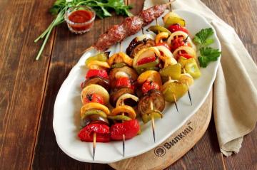 Plantaardige shish kebab op houten spiesjes in de oven