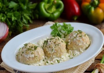 Hoe te gehaktballetjes in roomsaus koken