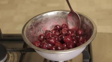 Delicious cherry strudel. Eenvoudige uitlaat deeg recept