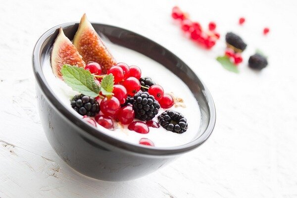 Natuurlijke yoghurt past goed bij fruit en bessen. (Foto: Pixabay.com)