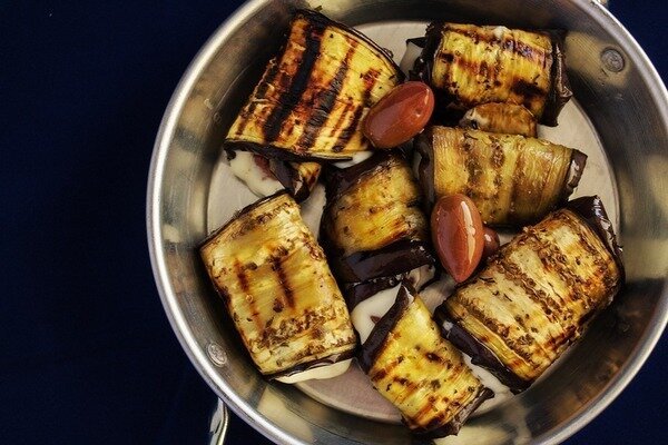 Aubergines moeten in zout worden gedrenkt, zodat ze niet bitter smaken (Foto: Pixabay.com)