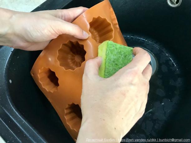 Als direct na het bakken vorm dompelt, is eenvoudig te reinigen met een spons