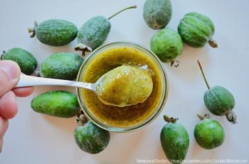 Mom deelde haar recept voor jam feijoa. Ze kookt het zonder koken