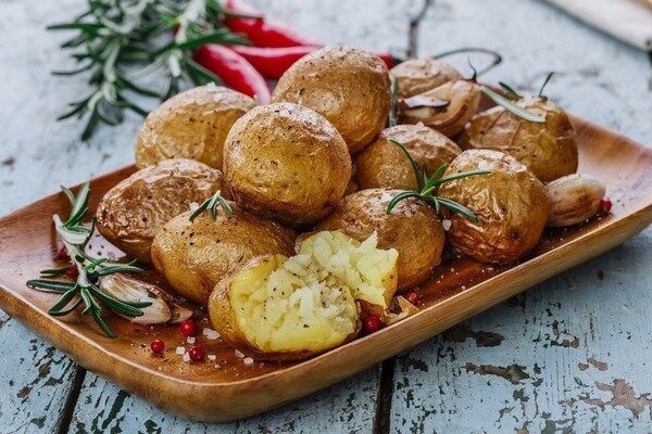 Er zijn tientallen opties om aardappelen in de schil te koken (foto: alamy.com)