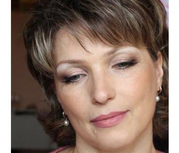 Make-up fouten leeftijd vrouwen die proberen om jonger uit te zien, krijgt het tegenovergestelde effect
