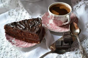 Chocolade met koffie of thee - een combinatie die je zal toevoegen 10 jaar van het leven
