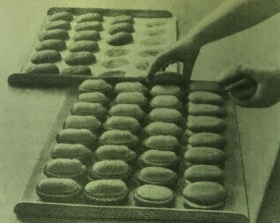 Het proces van de voorbereiding van gebak "Bush". Foto uit het boek "De productie van broodjes en gebak," 1976 