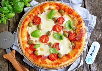 Pizza met mozzarella en tomaten
