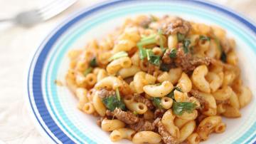 Heerlijke pasta met ingeblikt vlees. Koken diner voor 15 minuten