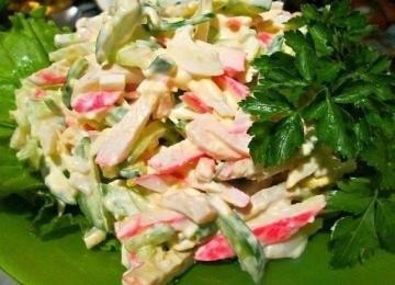 Salade "Sea" met krab sticks en inktvis. Weggevaagd van de tafel in 5 minuten!
