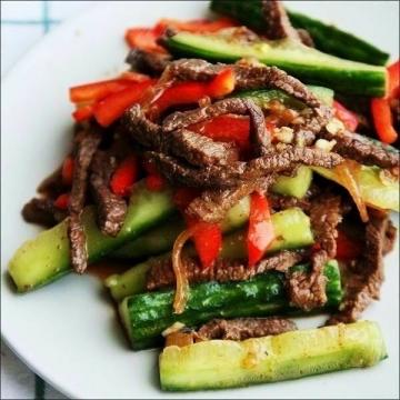Koreaanse voorgerecht van vlees, komkommer en paprika