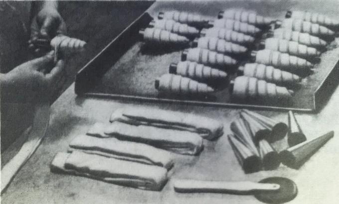 Bereidingsproces van tubuli met room. Foto uit het boek "De productie van broodjes en gebak," 1976 