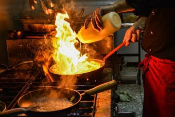 Waarom in de restaurants gerechten worden gekookt voor 10 minuten, terwijl thuis we uitgeven aan een horloge.