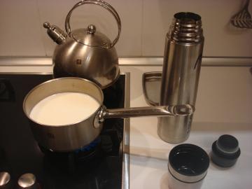 2 eenvoudige werkwijze voor het bereiden van warme melk. Nu huisvuil eenvoudig!