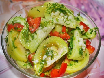 Ingelegde groene tomaten met knoflook. De volgende dag, nog smakelijker