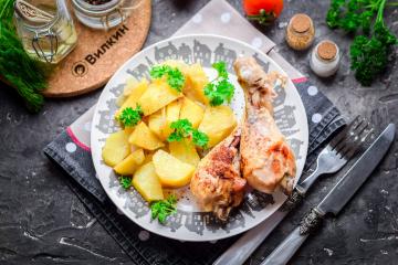 Kip gebakken met aardappelen in de oven