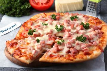 Pizza met worst, tomaten en kaas