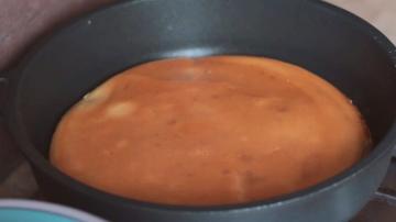 Fast kaas tortilla in de pan. luie khachapuri