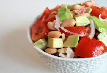 Salade met tomaten, bonen en avocado