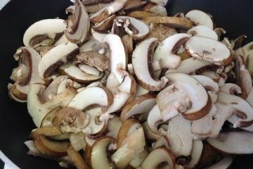 De belangrijkste geheimen van het verwerken en koken van champignons