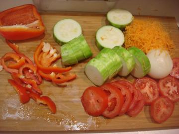 Groenten omelet onder een scherpe kaas. Een uitstekend alternatief voor de traditionele bijgerechten.