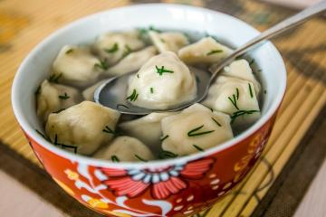 Zoals ik bereiden vis dumplings met gebakken uien. Een heerlijk en makkelijk recept