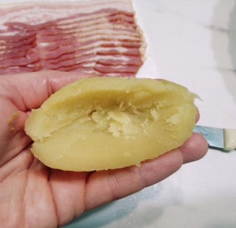 Schil de aardappelen, snijd het in de helft met een mes zorgvuldig uitgesneden de middelste