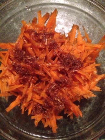 Vul met hete olie (met knoflook en sojasaus) - wortelen, geraspt op een rasp.