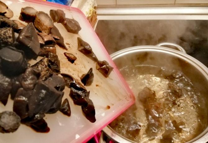 Na kokend water sturen we onze champignons in een pan.