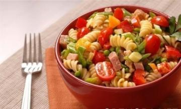 Ongelooflijk smakelijk gerecht - pasta salade en groenten. Alle voordelen van de natuur in een salade!